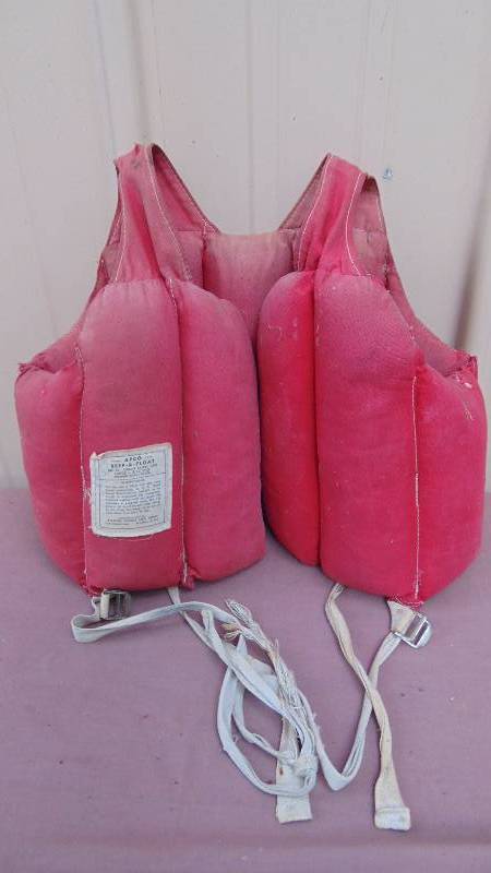 lot 68 image: Vinatge Life Vest