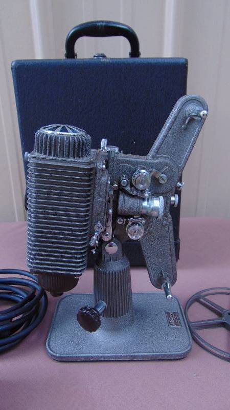 lot 87 image: Vintage Revere Eight Projector