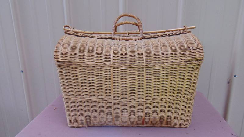 lot 107 image: Unique Large Wicker Basket