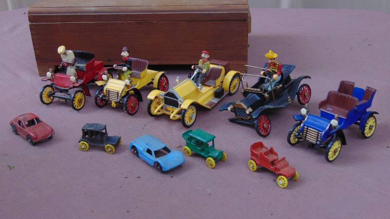 lot 112 image: Model Antique Cars