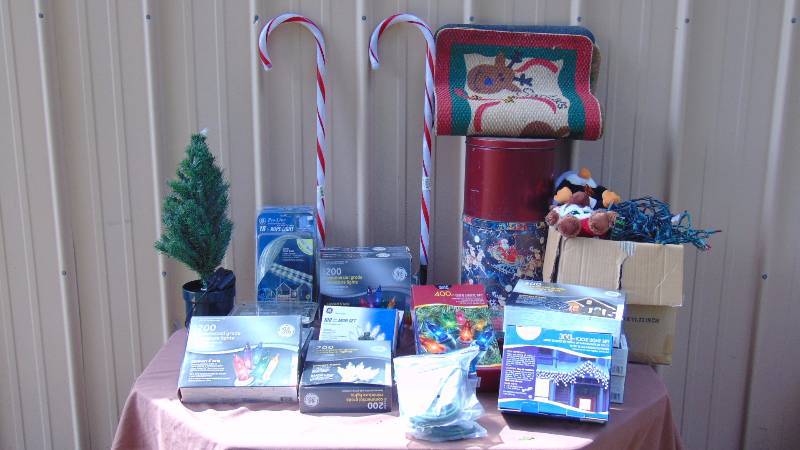 lot 119 image: Misc Christmas Assortment