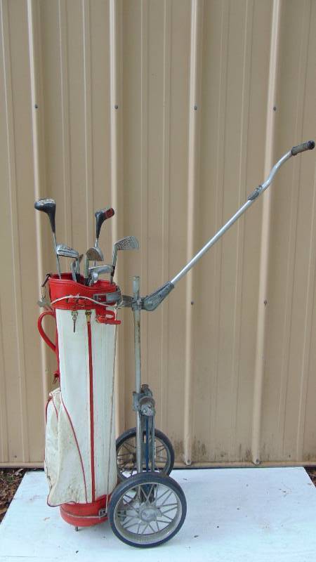 lot 122 image: Vintage Golf Set