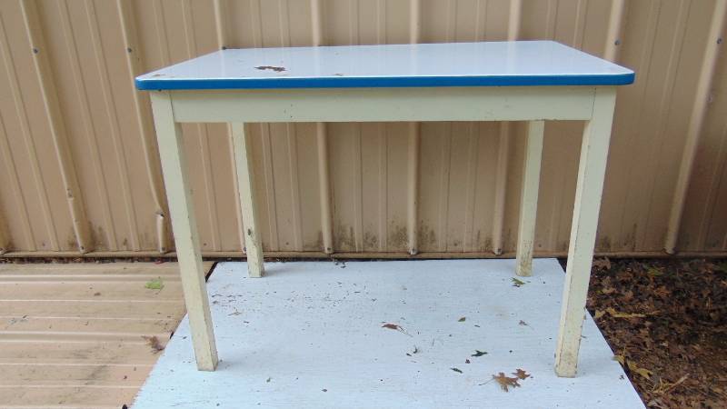 lot 126 image: White Table