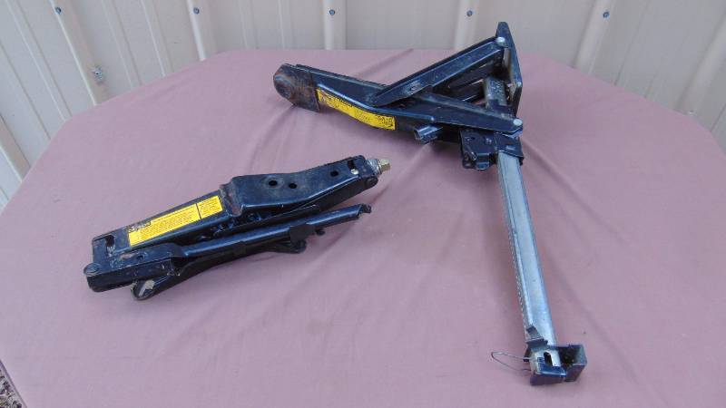 lot 135 image: Car Jacks