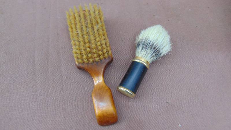 lot 147 image: Vintage Brush and Shaving Tool