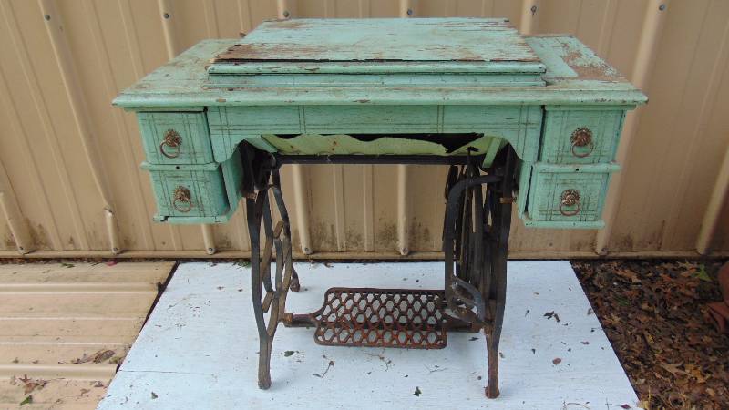 lot 154 image: Antique Sewing Machine
