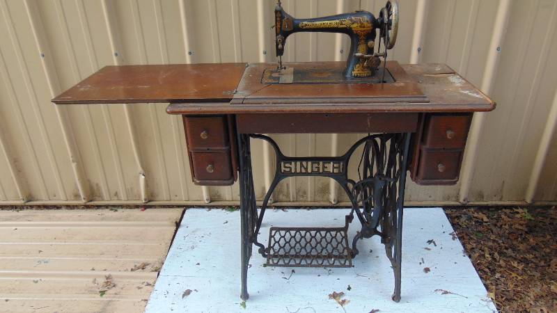 lot 155 image: Antique Singer Sewing Machine