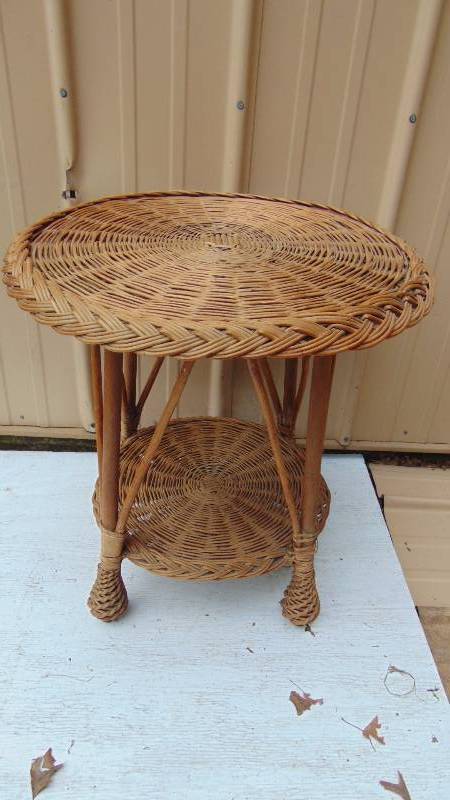 lot 162 image: Round Wicker Table