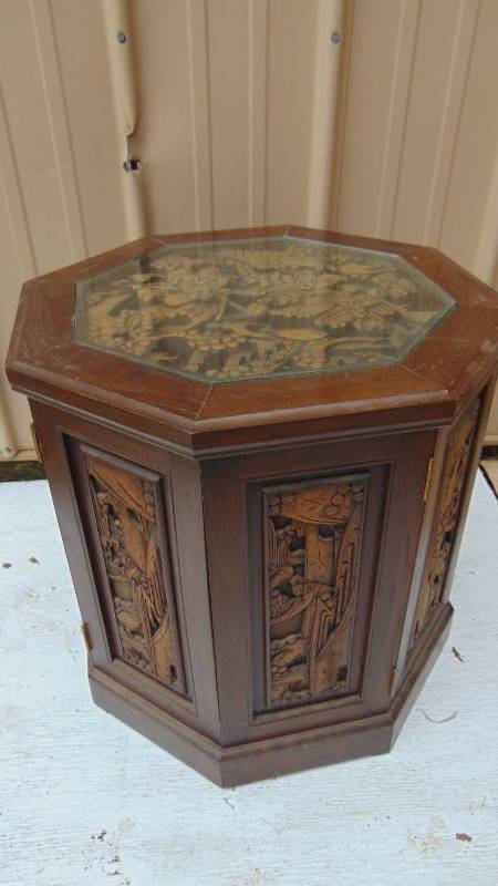 lot 163 image: Unique Table with glass top