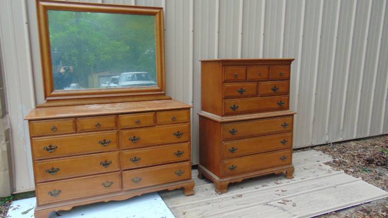 lot 166 image: Solid Wood Dresser Set