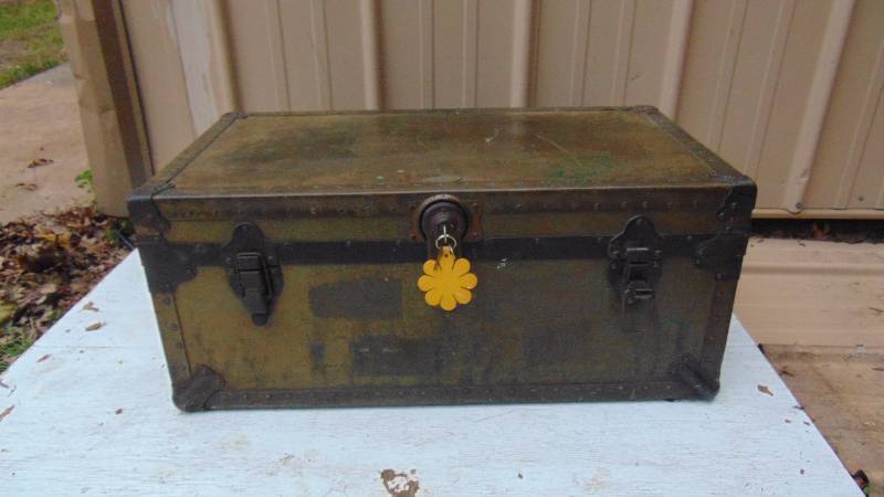 lot 173 image: Vinatage Military Chest with key