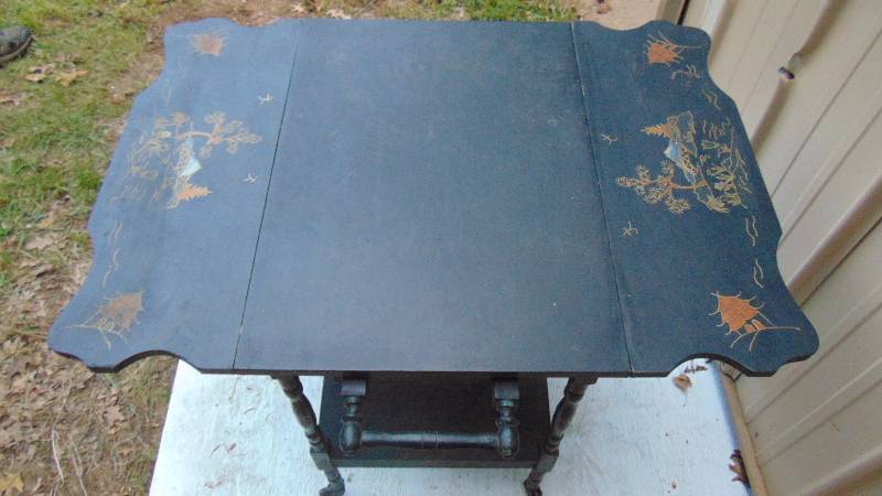 lot 179 image: Decorative Table