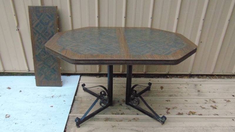lot 180 image: Kitchen Table w Leaf