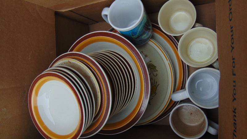 lot 182 image: Vintage Dishes
