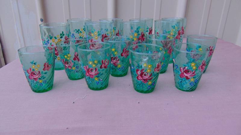 lot 185 image: Vintage Green Handpainted Glass Set