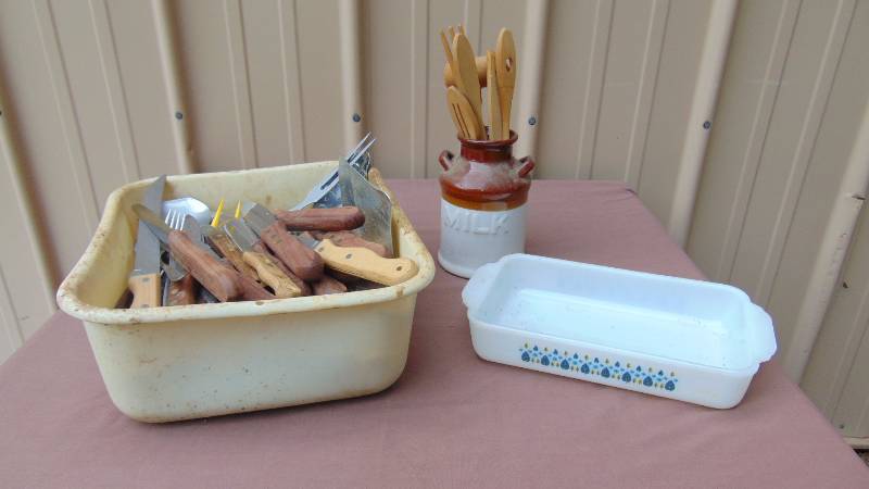 lot 187 image: Vintage Kitchen Utensils & Misc Kitchen Items