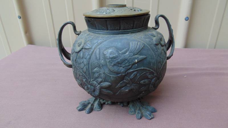lot 193 image: Vintage Metal Pot