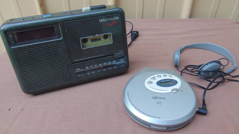 lot 199 image: Alarm Clock & CD Player