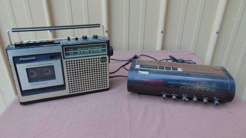 lot 200 image: Vintage Radios