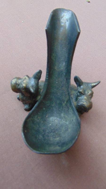 lot 221 image: Vintage Pipe Holder