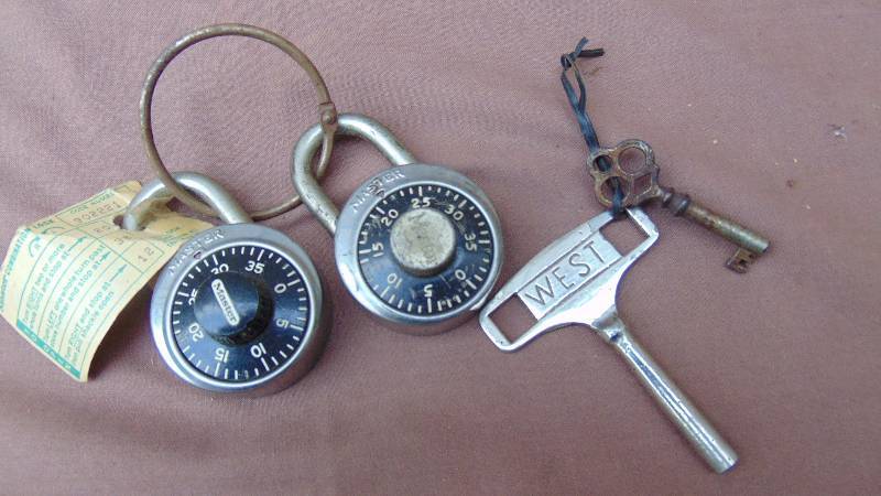 lot 224 image: Combo Lock & Keys