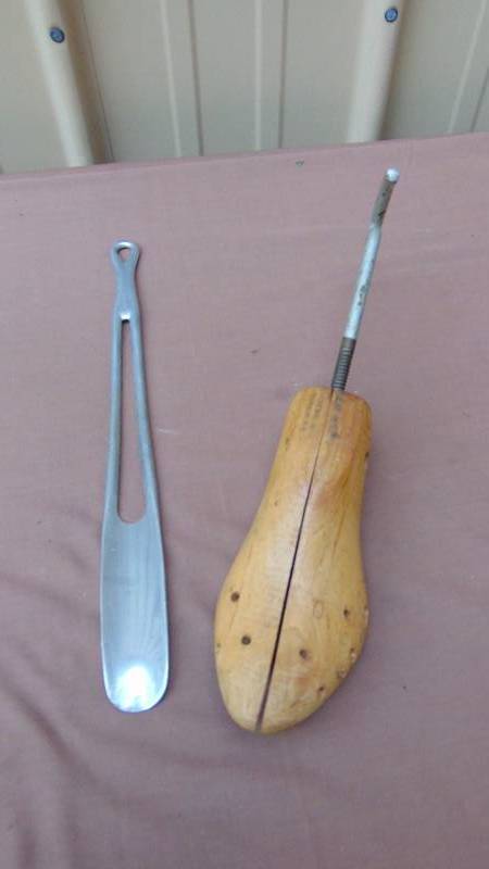 lot 231 image: Vintage Shoe Horn & Wooden Stretcher