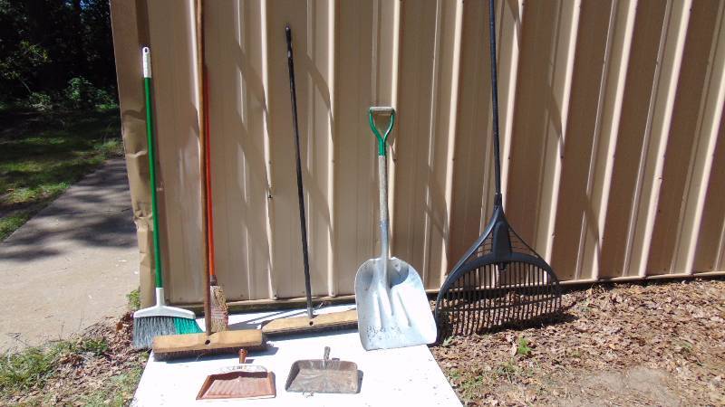 lot 256 image: Misc Yardshop tools