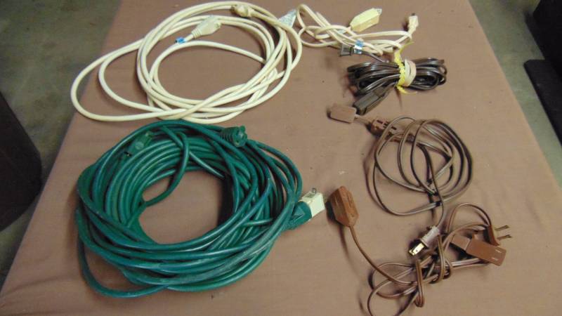 lot 261 image: Lot Of Extension cords