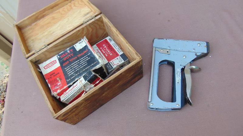 lot 299 image: Staple Gun w Staples