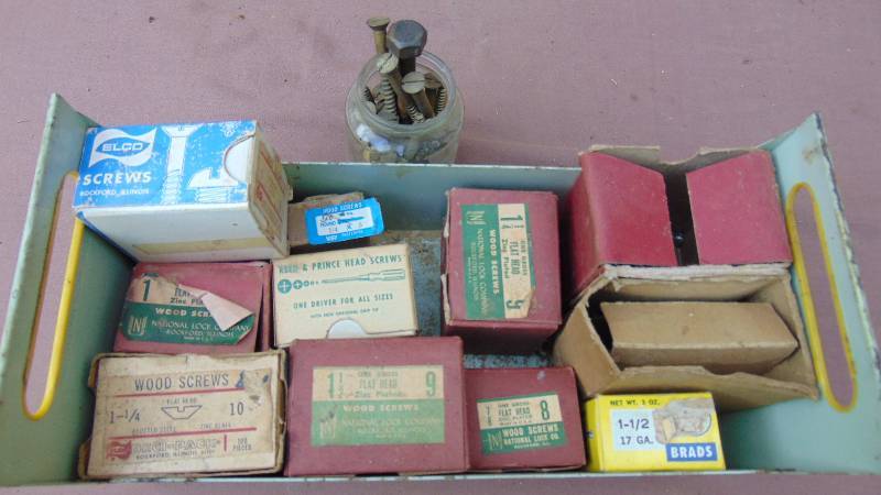 lot 304 image: Lot of Screws