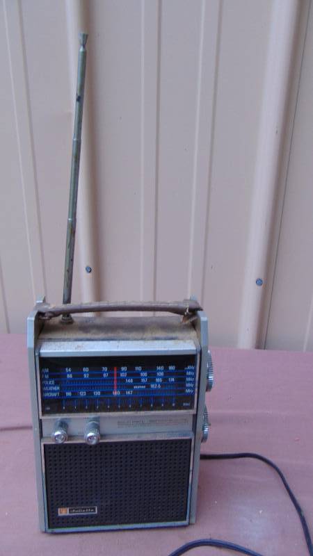 lot 324 image: Vinatge Juliette BatteryElectric RadioPoliceWeatherAircraft