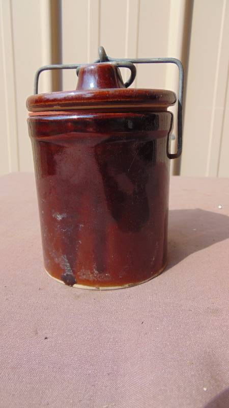 lot 350 image: Vintage Crock with lid