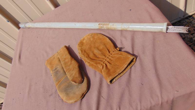 lot 358 image: Welding Rods & Gloves