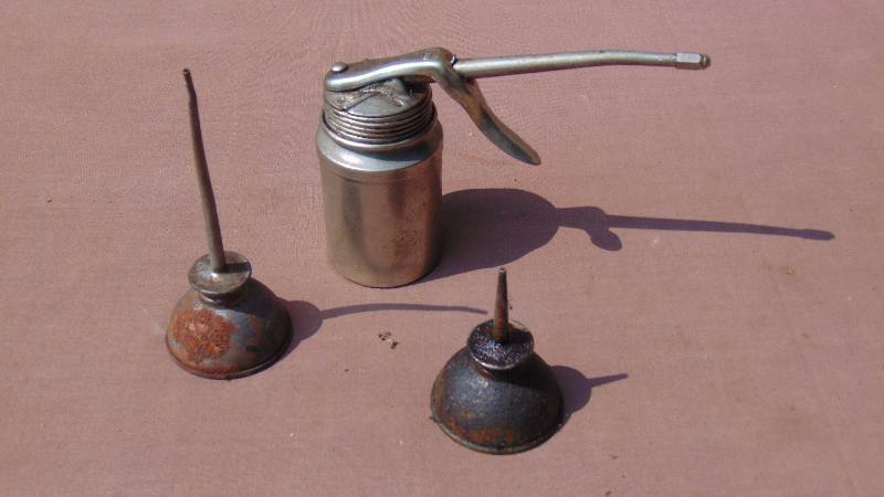 lot 391 image: Vintage Small Oil Cans