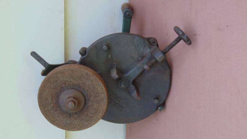 lot 400 image: Vintage Hand Sharpening Stone by Pike MFG