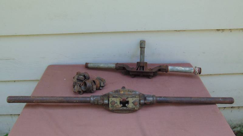 lot 401 image: Large Tap and Die Set