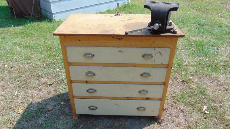 lot 406 image: Dresser w Heavy Duty Vise