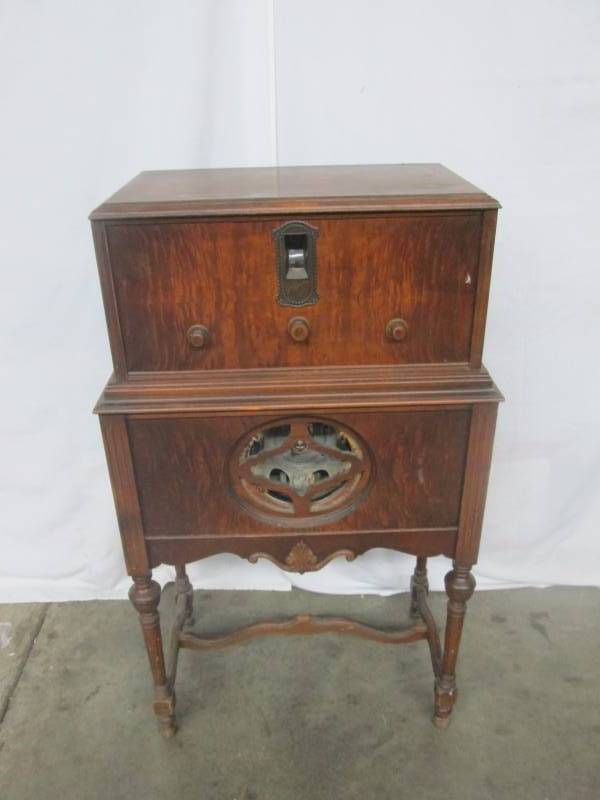 lot 9 image: Antique Majestic Radio
