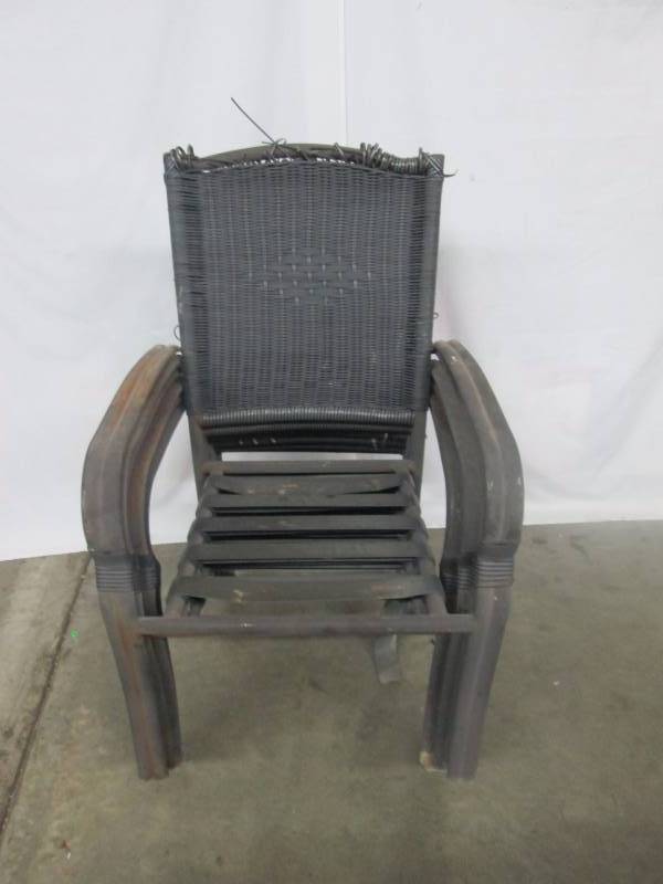 lot 22 image: 6 Metal Patio Chairs