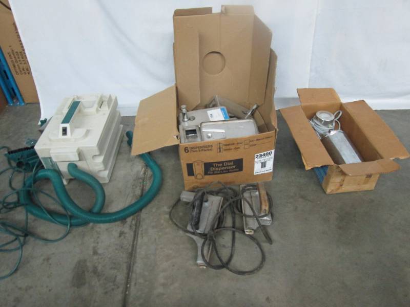 lot 31 image: Bissell Portable Cleaner and Miscellaneous Tools