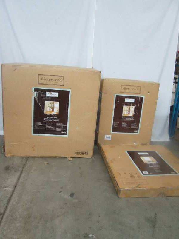 lot 4 image: Bathroom 3-pc. Set