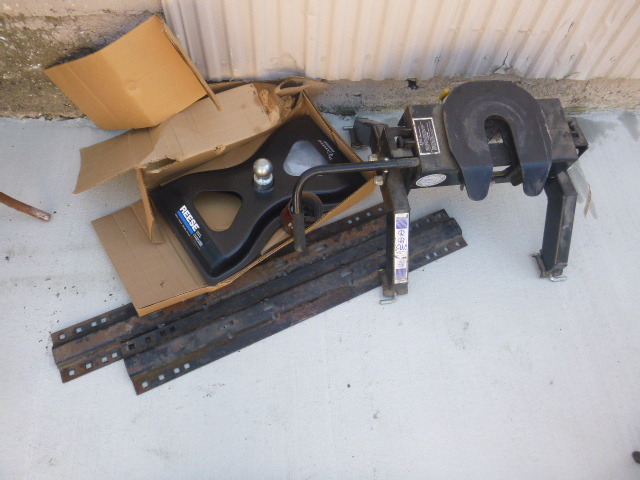 lot 6 image: Lil Rocker 5th Wheel Hitch and Reese Goose Neck Plate Combo