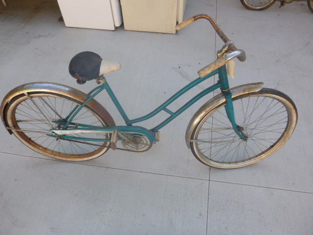 lot 17 image: Vintage Titan Bicycle