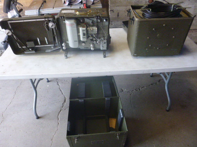 lot 19 image: Vintage Signal Corps U.S. Army Projector Set ANPFP-1