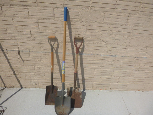 lot 25 image: 3 Shovels