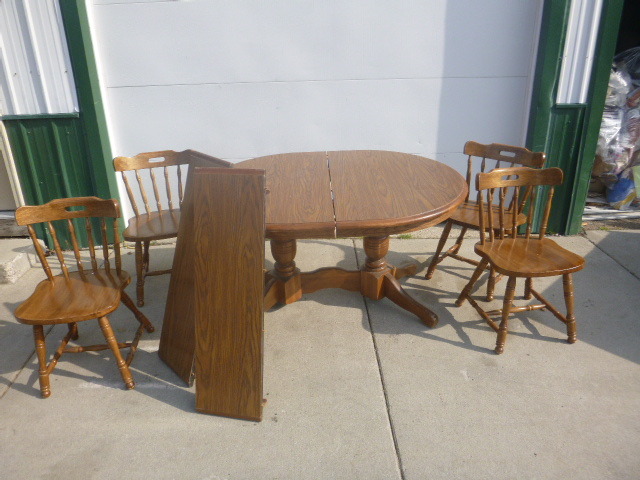 lot 36 image: Dining Room Table with 4 Chairs