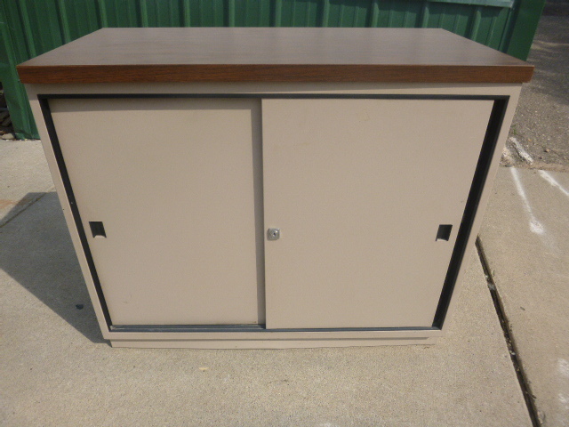 lot 45 image: Metal Cabinet
