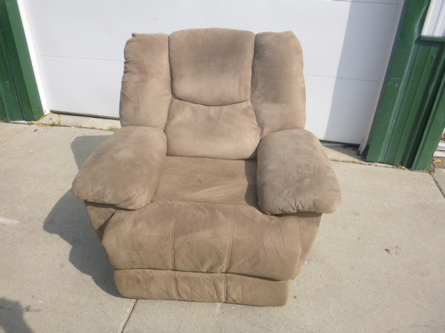 lot 46 image: Tan Rocker Recliner