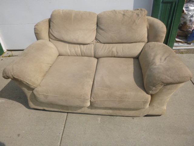 lot 47 image: Tan Love Seat