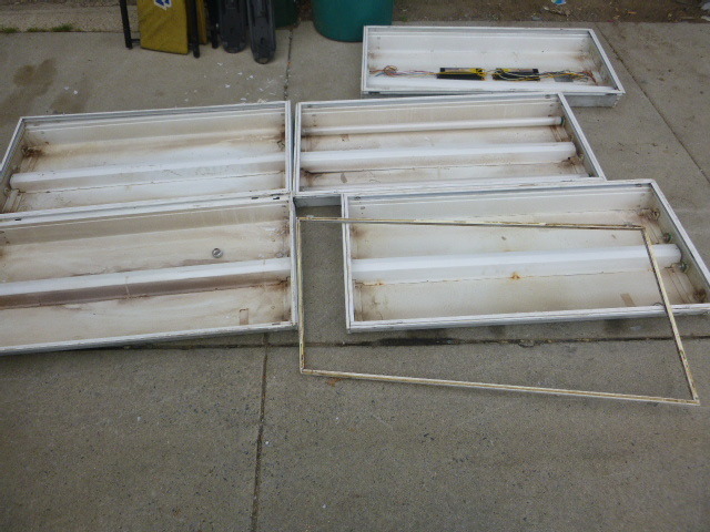 lot 55 image: 5 Ceiling Fluorescent Lights